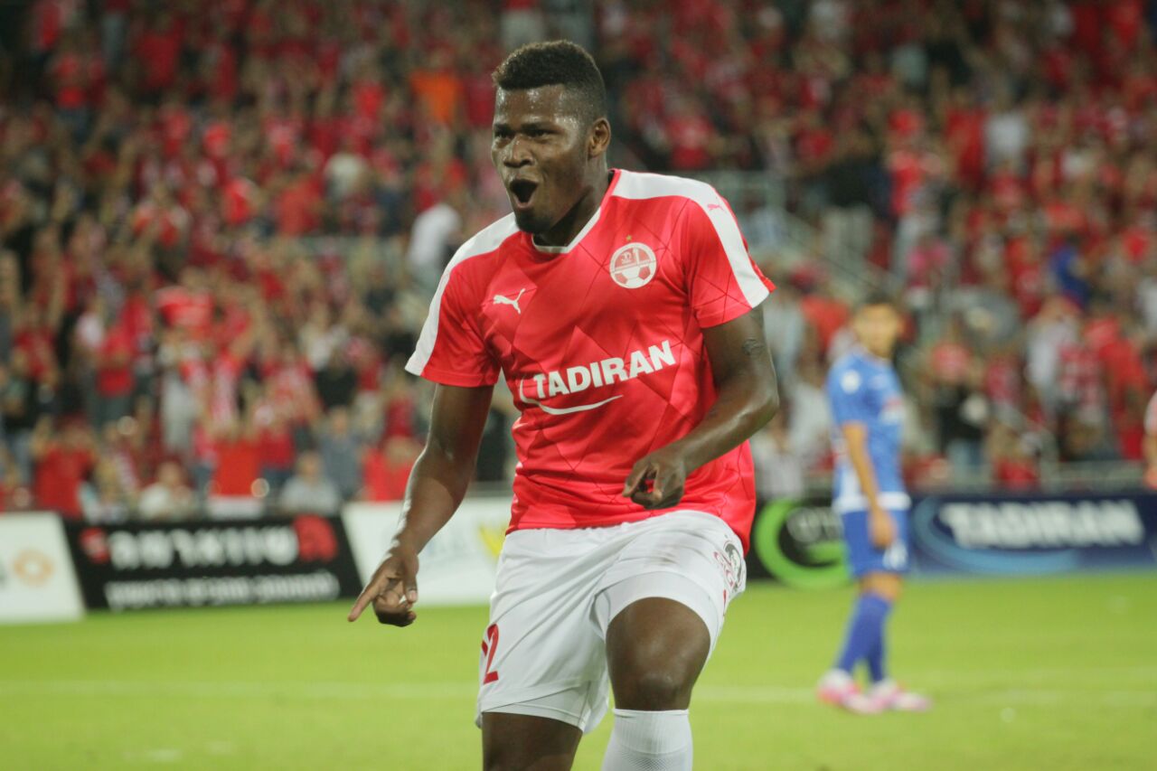 לוסיו כובש את השער הראשון שפתח את הסכר (צילום: בן בודה)